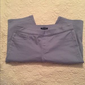 Ladies Bandolino Capris.